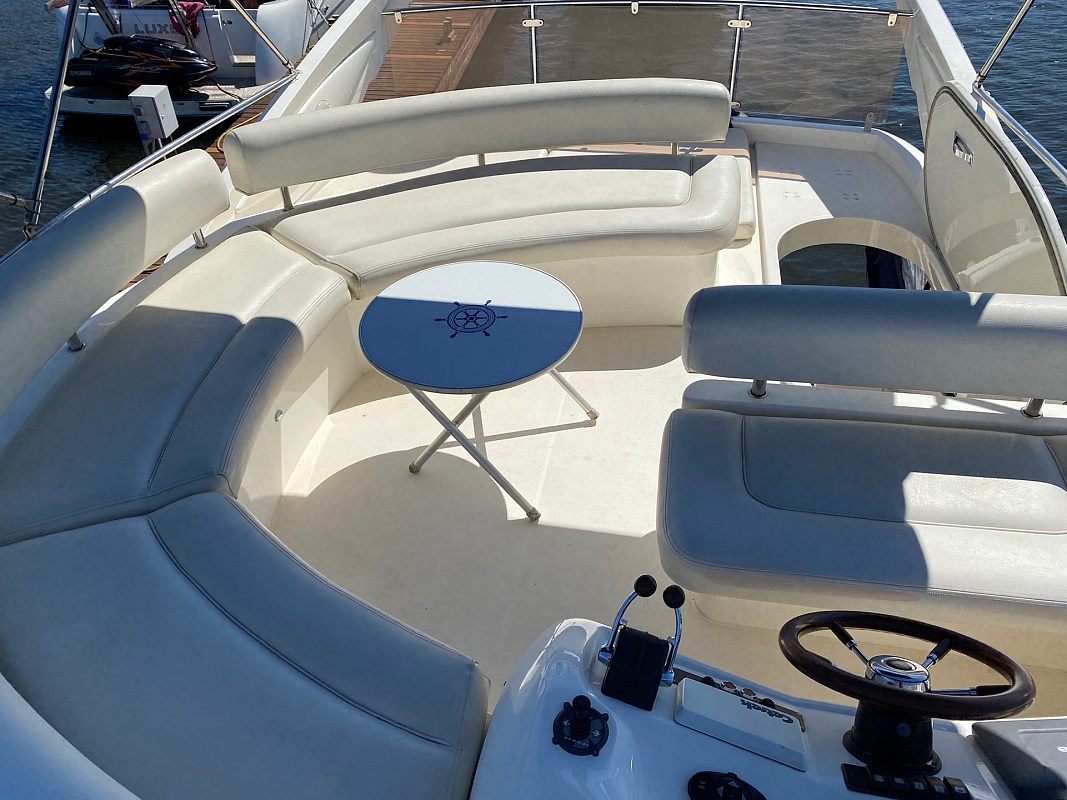 Аренда моторной яхты Sunseeker 44 в Москве - флайбридж
